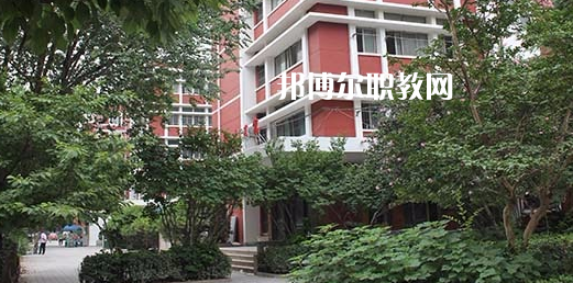 濟南應(yīng)用技術(shù)職業(yè)中等專業(yè)學(xué)校地址在哪里，哪個地區(qū)，哪個城市?