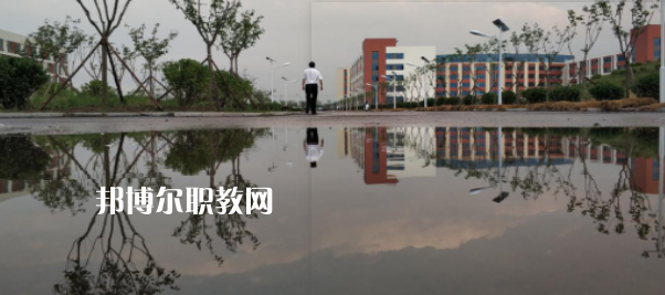 青島西大技工學校地址在哪里，哪個地區(qū)，哪個城市?