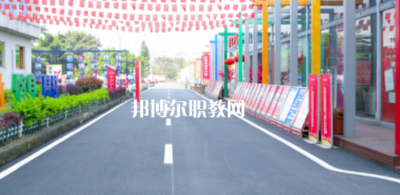 重慶新華電腦學(xué)校地址在哪里，哪個(gè)地區(qū)，哪個(gè)城市?