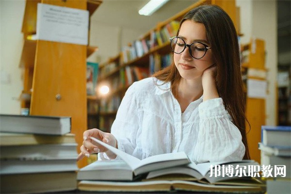 江西哪里的中專(zhuān)學(xué)校能讀計(jì)算機(jī)立體廣告設(shè)計(jì)專(zhuān)業(yè)