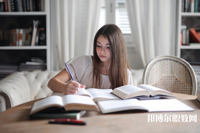 河南哪里的中職學(xué)校能讀計算機(jī)平面設(shè)計專業(yè)專業(yè)