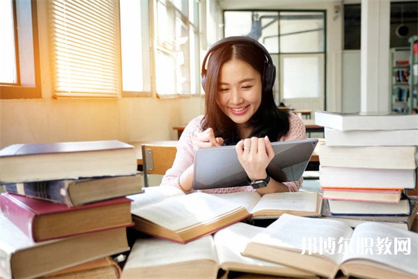 四川哪里的中職學校能讀服裝制作與生產管理專業(yè)