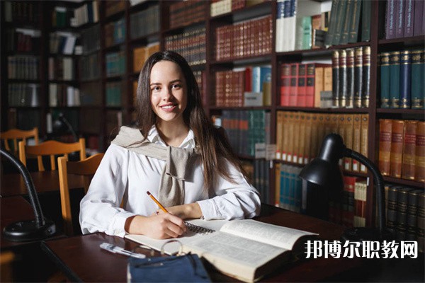 四川哪里的中職學(xué)校能讀旅游服務(wù)與管理（含導(dǎo)游、鐵路航空服務(wù)）專(zhuān)業(yè)