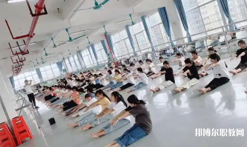 2025南寧商貿(mào)學(xué)校招生計(jì)劃 招生人數(shù)是多少(附要求、條件、對(duì)象)